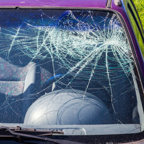 poškozené čelní sklo - carglass