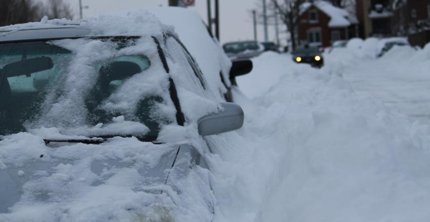 Parkující auta pod sněhem