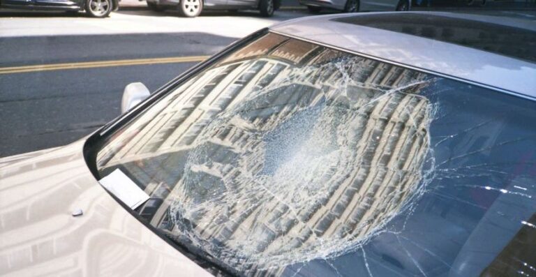 Vandalismus na autě - rozbité čelní sklo vozu