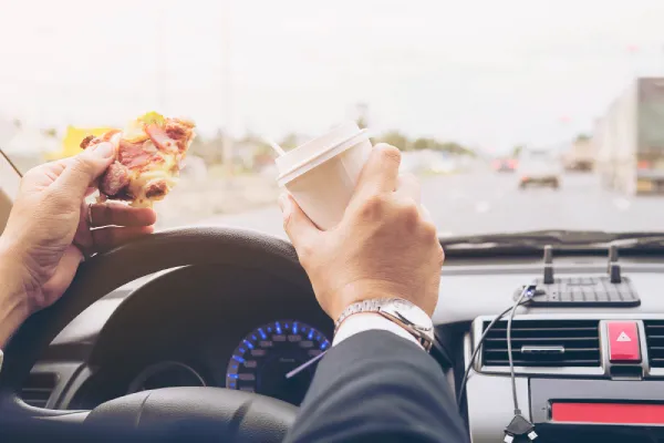 konzumace jídla a pití za volantem při řízení